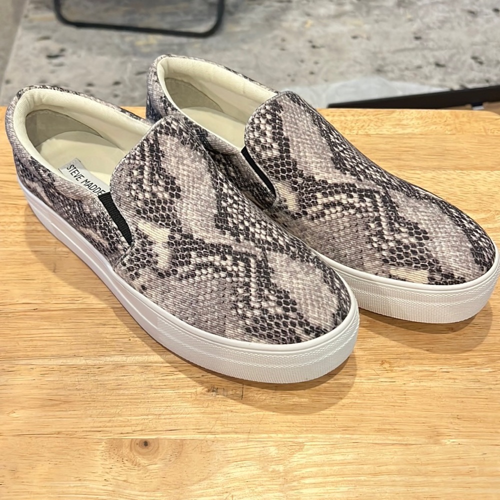 Steve Madden Gills sneaker womens size 10 brand new, no box
